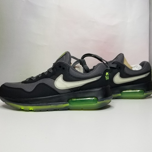 NIKE  Air Max Motif Casual Sneakers  Women's Size 7 Black/ Green NWT - Picture 1 of 9
